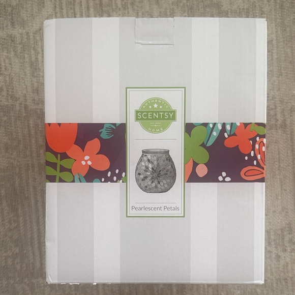 Scentsy Other - Scentsy Pearlescent Petals Warmer new